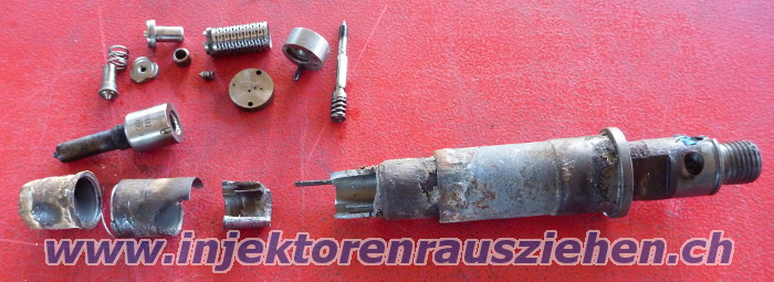 Injektor in Stucken herausnehmen aus Renault
                Trafic / Opel Vivaro 2.0